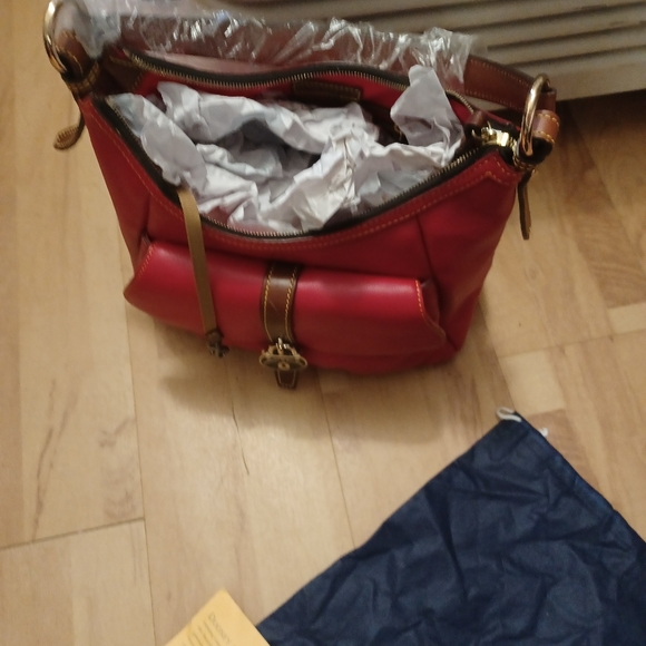 CHERRY/HOBO STYLE DOONEY AND BOURKE RED LEATHER SHOULDER BAG - Picture 5 of 14